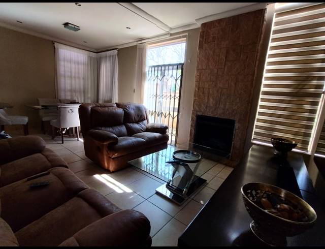 3 BEDROOM TOWNHOUSE FOR SALE IN CASHAN